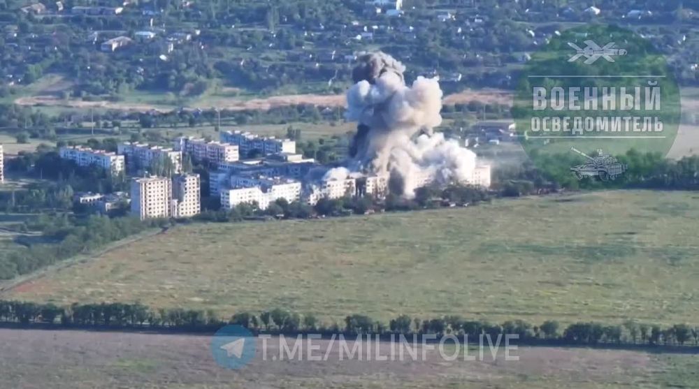 Массовая утренняя отгрузка ФАБов с УМПК по многоэтажкам 3-го микрорайона Степногорска в Запорожской области