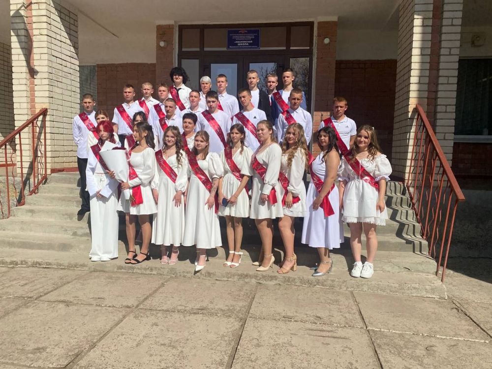 Надежда Бабешко: Последний звонок — 2025!. Сегодня мы совместно с исполнительным секретарем партии "Единая Россия"- Костян Валентиной Анатольевной посетили Последний звонок в Ивановской и Любимовской школах