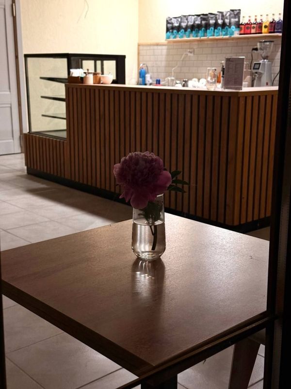 Давид Лобакин: Особенно сильно хочется поздравить Александру с тем, что именно к этому дню она уже начала свою работу, открыв не просто бизнес, а свою мечту — кофейню "Центр Кофе", расположенную в Геническе, по адресу ул....