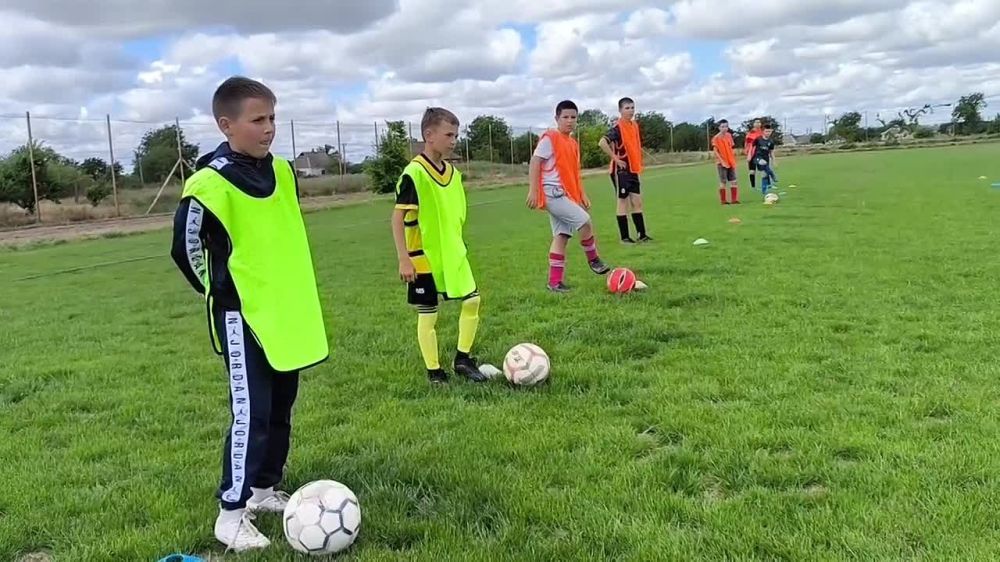 Начинающие футболисты села Великие Копани Алешкинского округа получили новую спортивную форму