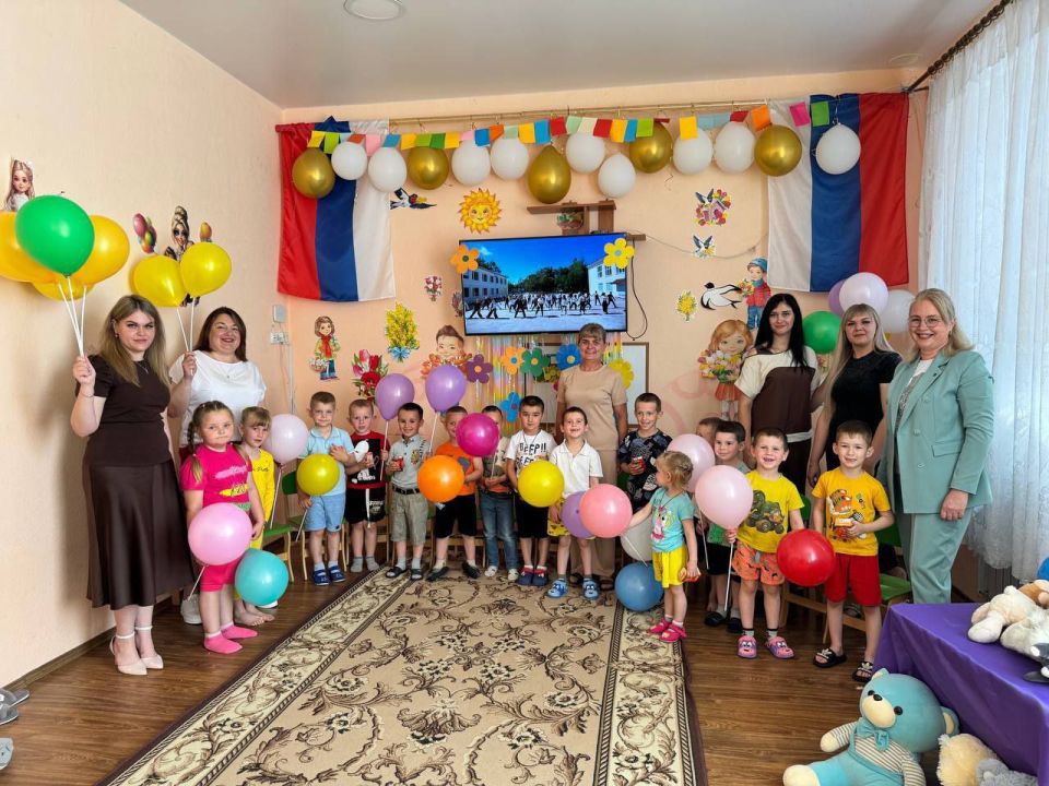 В Международный день защиты детей депутат от партии Единая Россия в Совете депутатов Алешкинского округа Наталья Снигур посетила детский сад в селе Тарасовка, а Алексей Зоголь посетил детский сад "Ягодка" в селе Великие...
