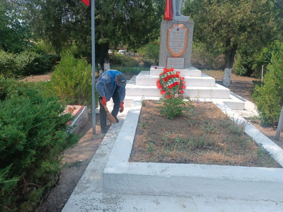 Сотрудники ГУП ХО «ОБЛВОДОКАНАЛ» продолжают заботиться о памятных местах посвященных Победе в Великой Отечественной войне