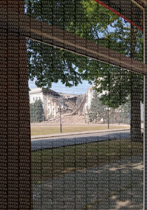 Владимир Разин: Еще один ФАБ навестил здание хохлятской администрации в Херсоне