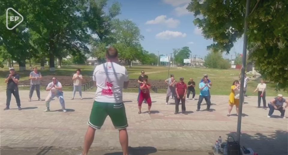 Депутаты «Единой России» организовали зарядку для старшего поколения в Алешках