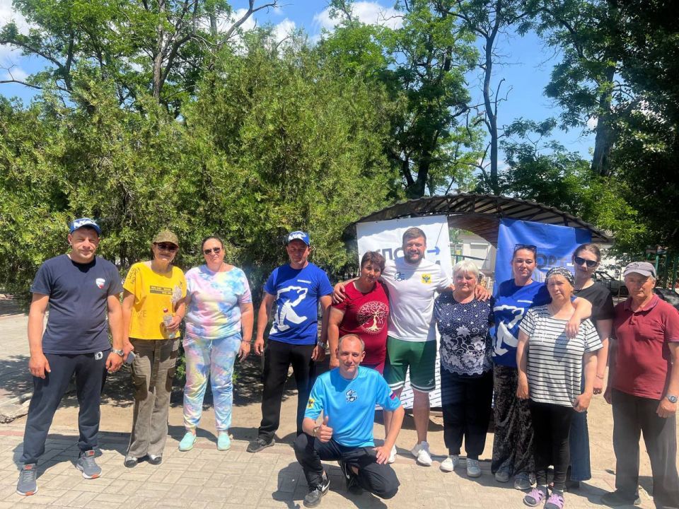 Муниципальные депутаты от партии Единая Россия в Алешкинском округе Александр Морозык и Геннадий Виноградов совместно с заместителем главы Алешкинского МО Кулагиным Сергеем провели утреннюю зарядку с гражданами 50+