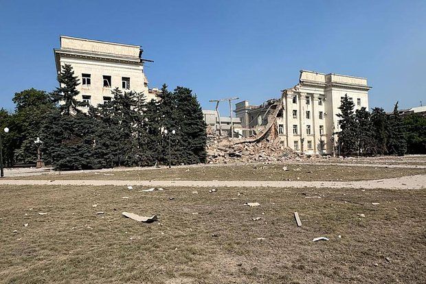 Опубликовано видео удара ФАБ-1500, снесшей с лица земли администрацию Херсона