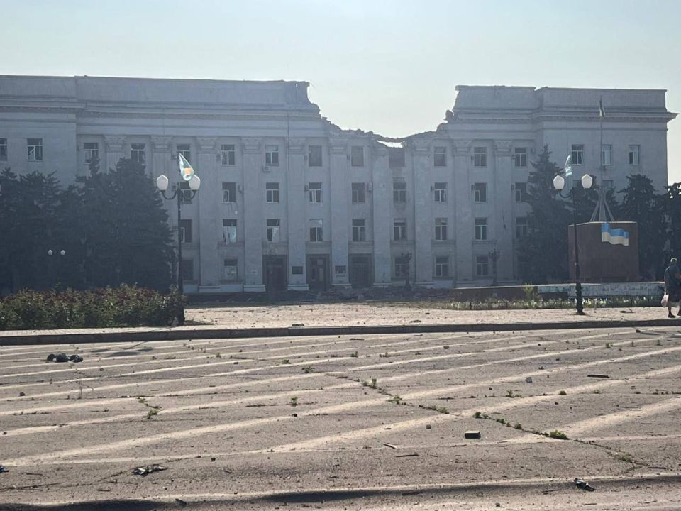 Сергей Марков: Русский город Херсон. Здание администрации после удара российской ракеты сегодня