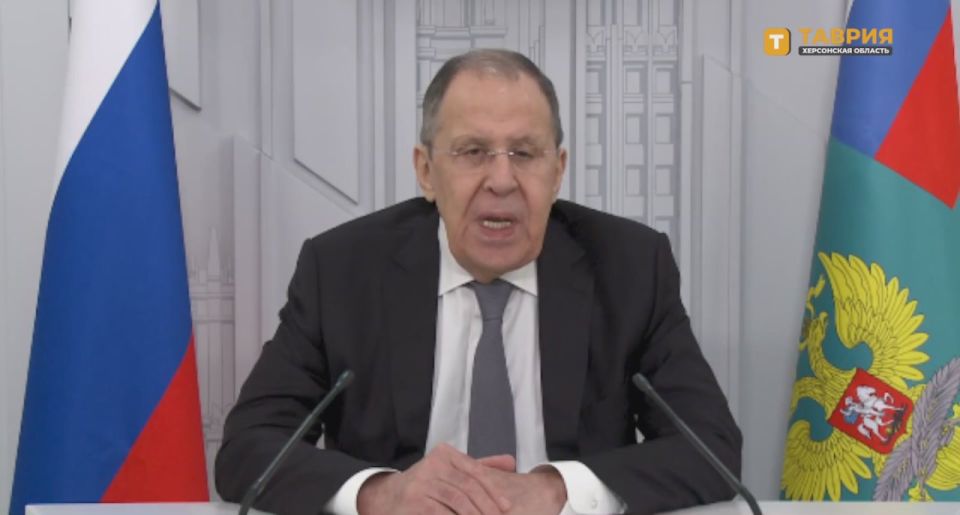 Россия не оставит русских и русскоязычных людей в беде, заявил Сергей Лавров