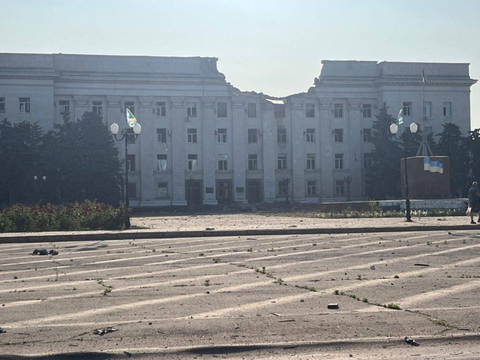 Олег Царёв: Здание Херсонской администрации после первого и второго удара КАБами