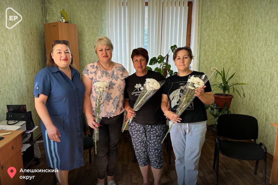 В День социального работника представителей профессии поздравили муниципальные депутаты и активисты местных отделений «Единой России»