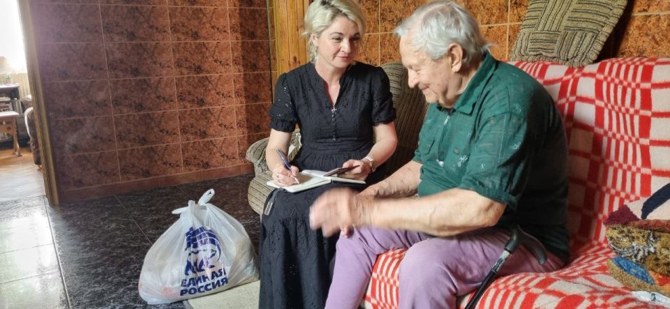 Выездные приемы граждан.. Зачастую, нужно выезжать по адресу на прием граждан, потому что не каждый житель может самостоятельно приехать в силу своего возраста, по состоянию здоровья и т.д. Как депутат Херсонской областной...