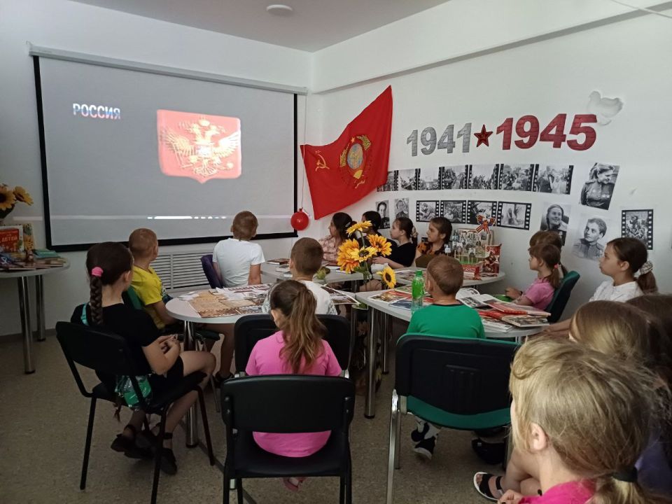 В преддверии главного государственного праздника- Дня России - сотрудники Новотроицкой детской библиотеки провели информационный час "Моя любимая Россия" для учащихся Новотроицкой ООШ №2