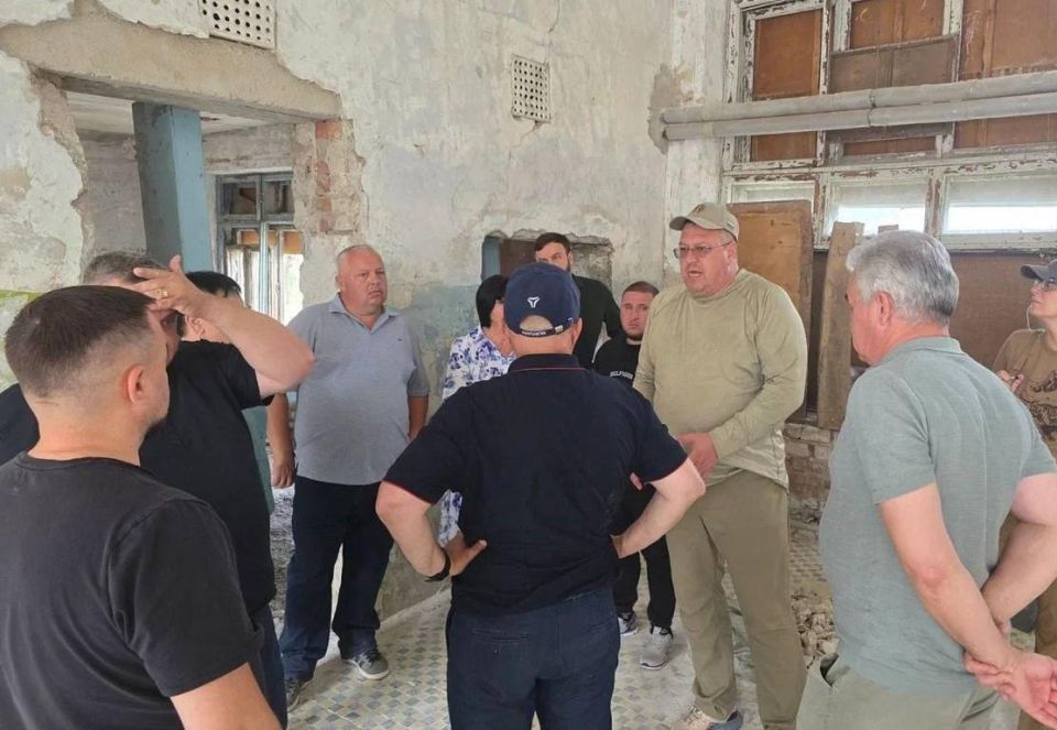 Объект капитального ремонта Адыгеи в Нижнесерогозском муниципальном округе посетил замминистра строительства и ЖКХ РФ