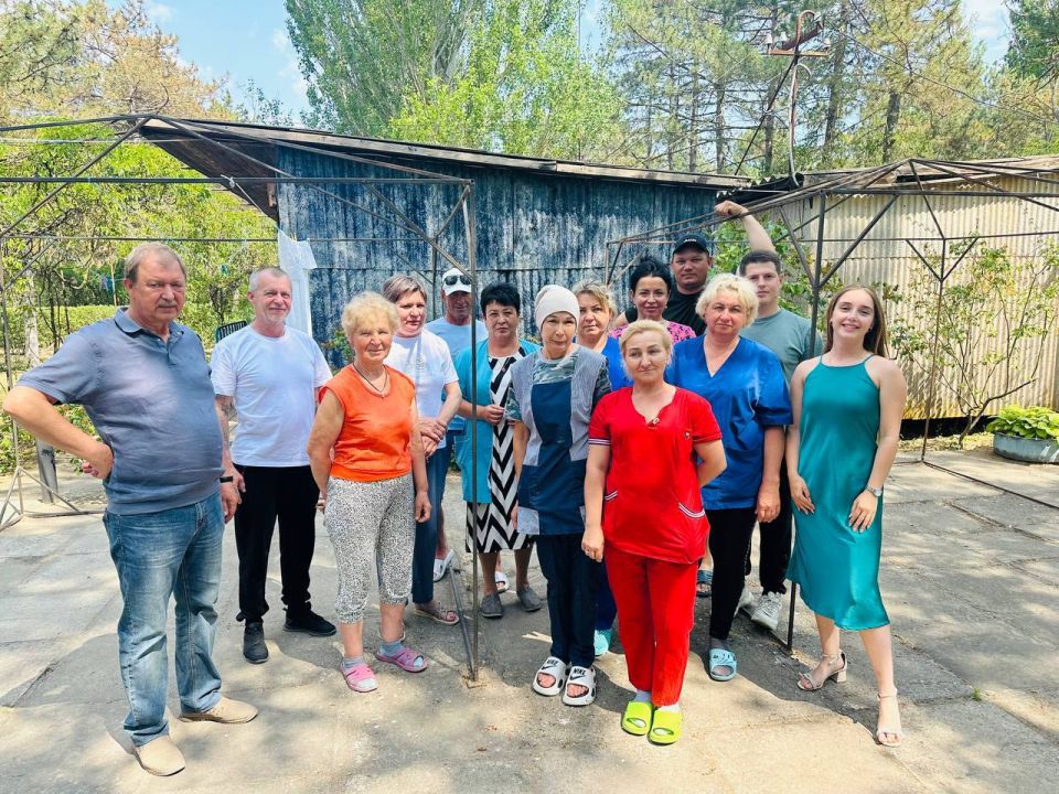 Актив ЛДПР поздравил с Днем социального работника сотрудников эвакуированного интерната