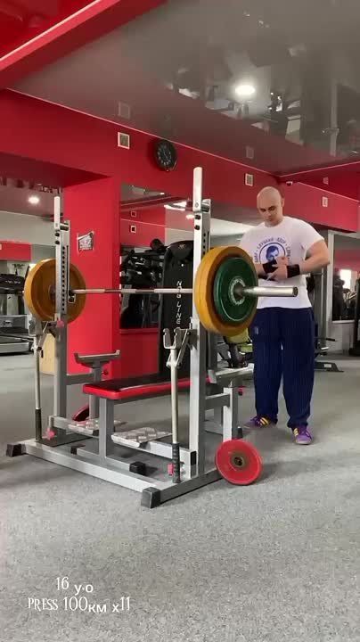 Друзья!. Привет всем! Это Владислав Лдпрович, и я рад приветствовать вас в нашем спортивном уголке!