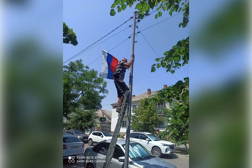 В Геническе ко Дню России обновляют государственные флаги