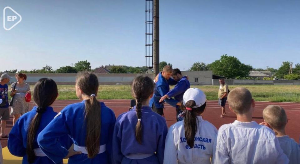 В преддверии Дня России в Херсонской области прошли открытые тренировки с чемпионами мира и Европы!