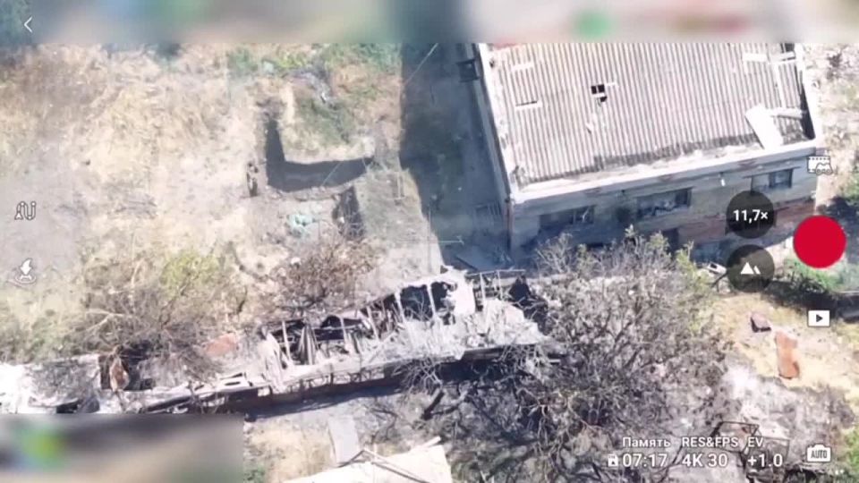 Херсонское направление. Летняя прожарка продолжается Очередной хлопчик надеялся что спрятался, но не тут то было Военнослужащие ВСУ, если вы устали от войны и вам не хочется погибнуть в очередном мясном штурме - пишите на...