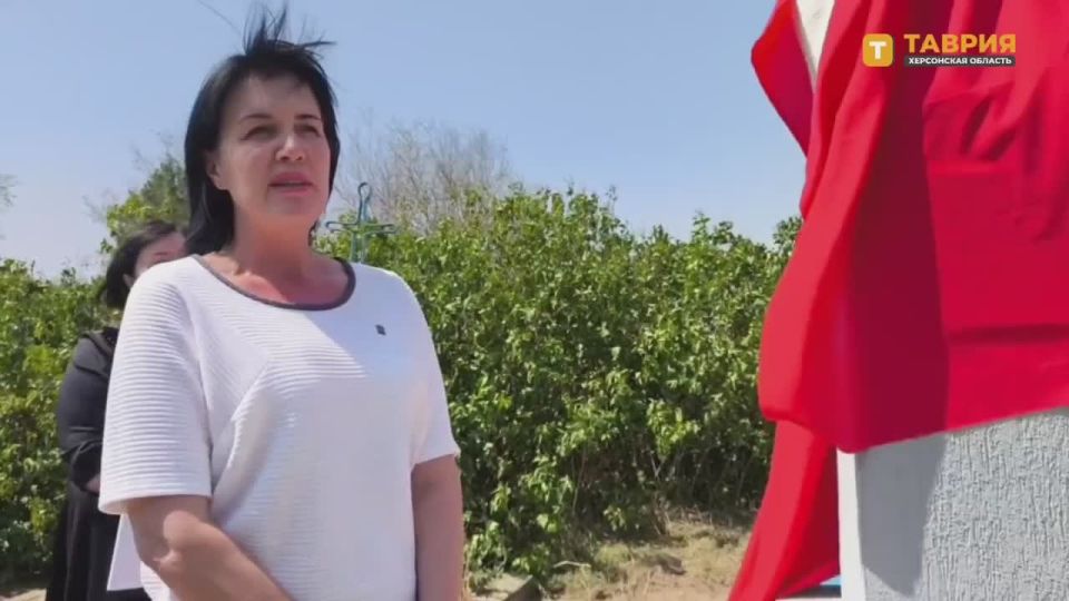 Торжественное открытие бюста Героя Социалистического Труда Евдокии Гавриш состоялось накануне Дня России в селе Виноградово Алешкинского округа