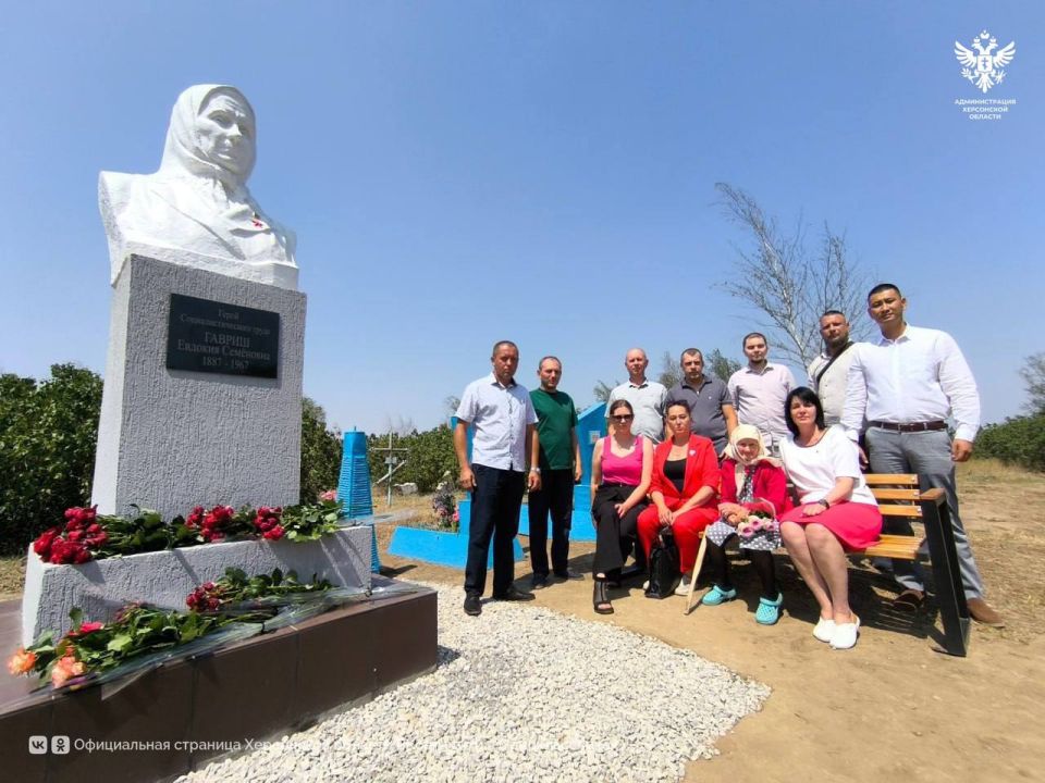 В Алешкинском округе восстановили бюст Героя Социалистического Труда Евдокии Гавриш