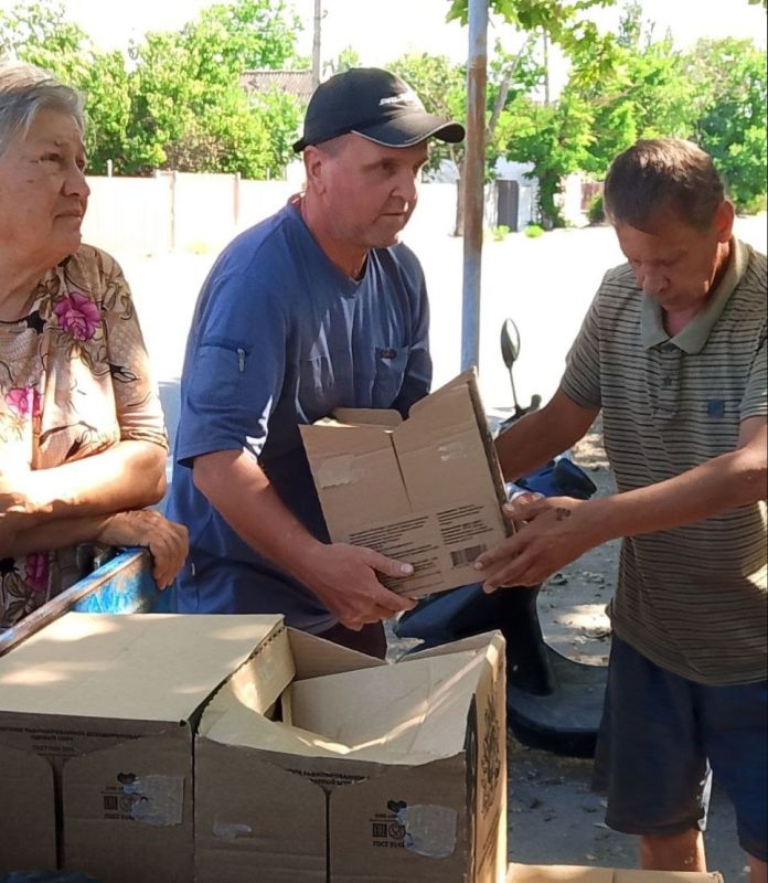 В Голой Пристани организована выдача гуманитарной помощи социально незащищенным категориям граждан
