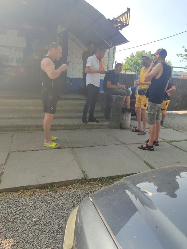 Начальник Малокаховского территориального отдела Роман Назаров уделяет внимание общению с жителями