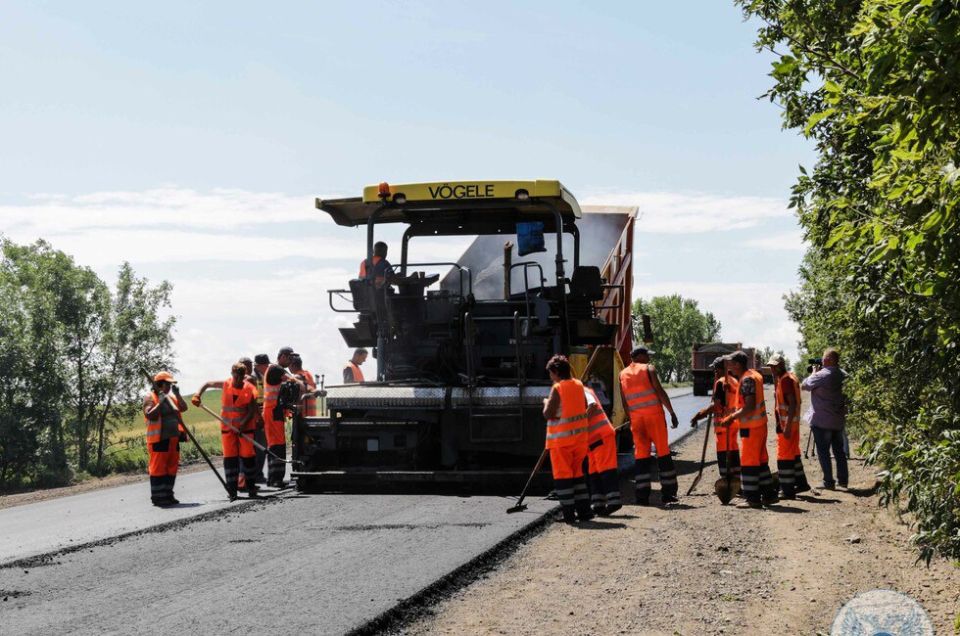 На Херсонщине благодаря "Автодору" в 2025 году уложено 140 км основания и 130 км верхнего слоя дорог, заявил Владимир Сальдо