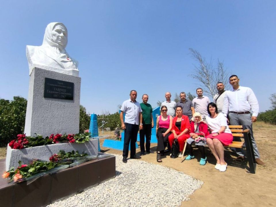 В Алешкинском округе восстановили бюст Героя Социалистического Труда Евдокии Гавриш