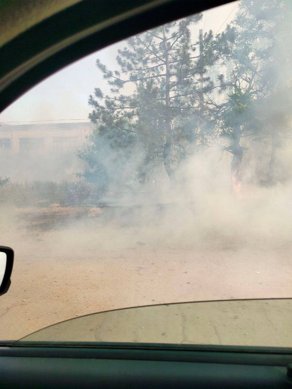 В результате очередного прилета с правого берега в Новой Каховке возник пожар, горели пустующие склады и здание мебельной фабрики