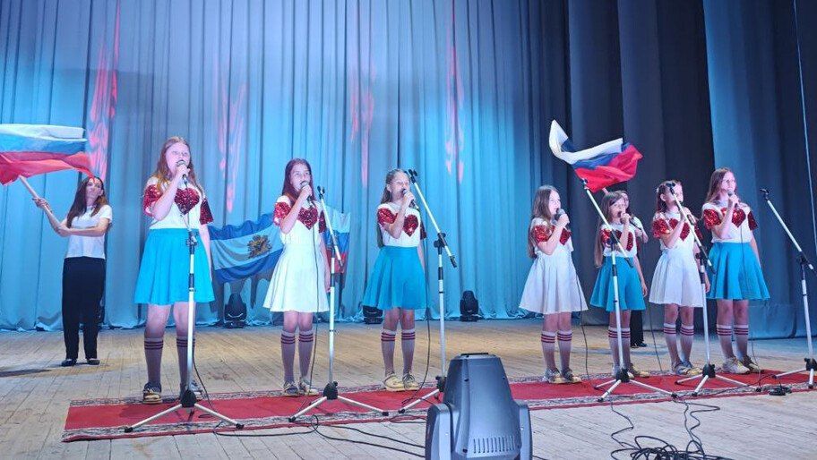 Концерт ко Дню России и церемония вручения паспортов прошли в Каланчаке