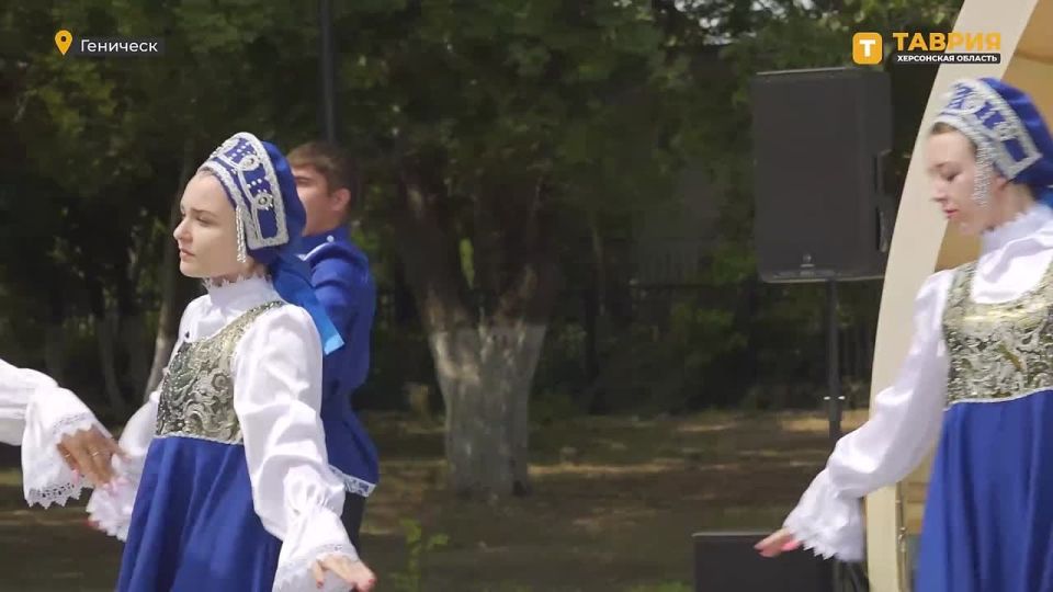 Памятный знак "Наша история" установили в Геническом парке культуры и отдыха ко Дню России