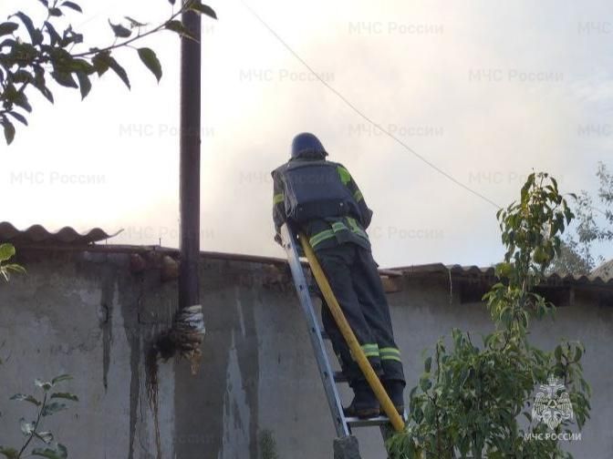 Спасатели МЧС ликвидировали пожар в Новотроицком округе