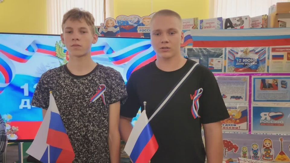 В Любимовской библиотеке прошёл патриотический час "Вместе мы большая сила, вместе мы - страна Россия!"