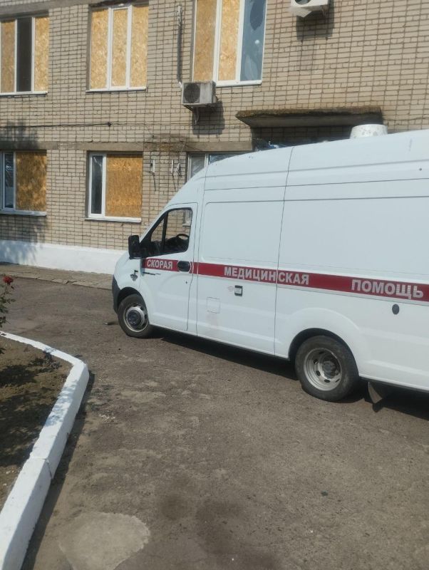 Кадры поврежденного обстрелом ВСУ автомобиля скорой медицинской помощи в Алешках