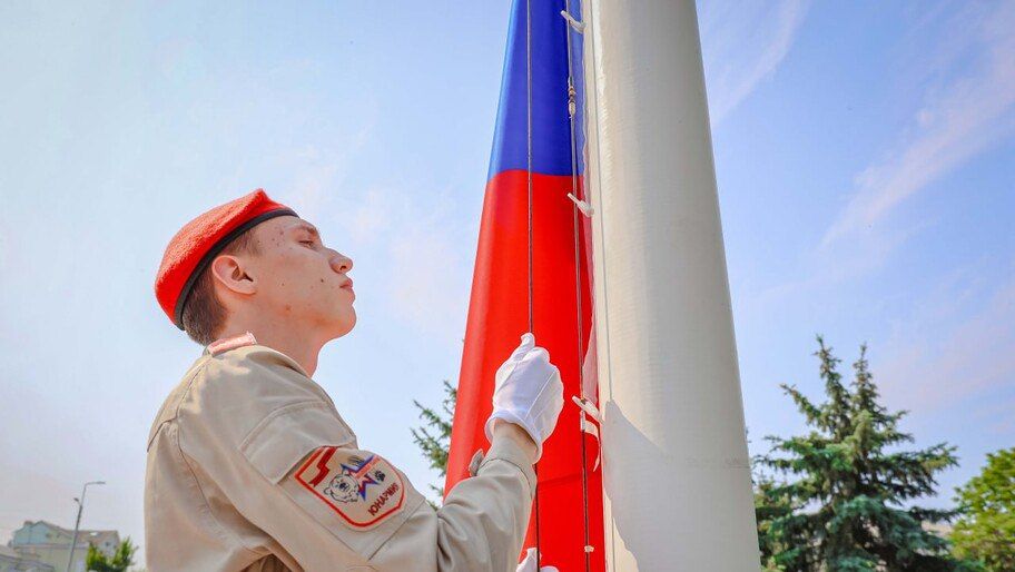 В Луганске торжественно подняли триколор в честь Дня России