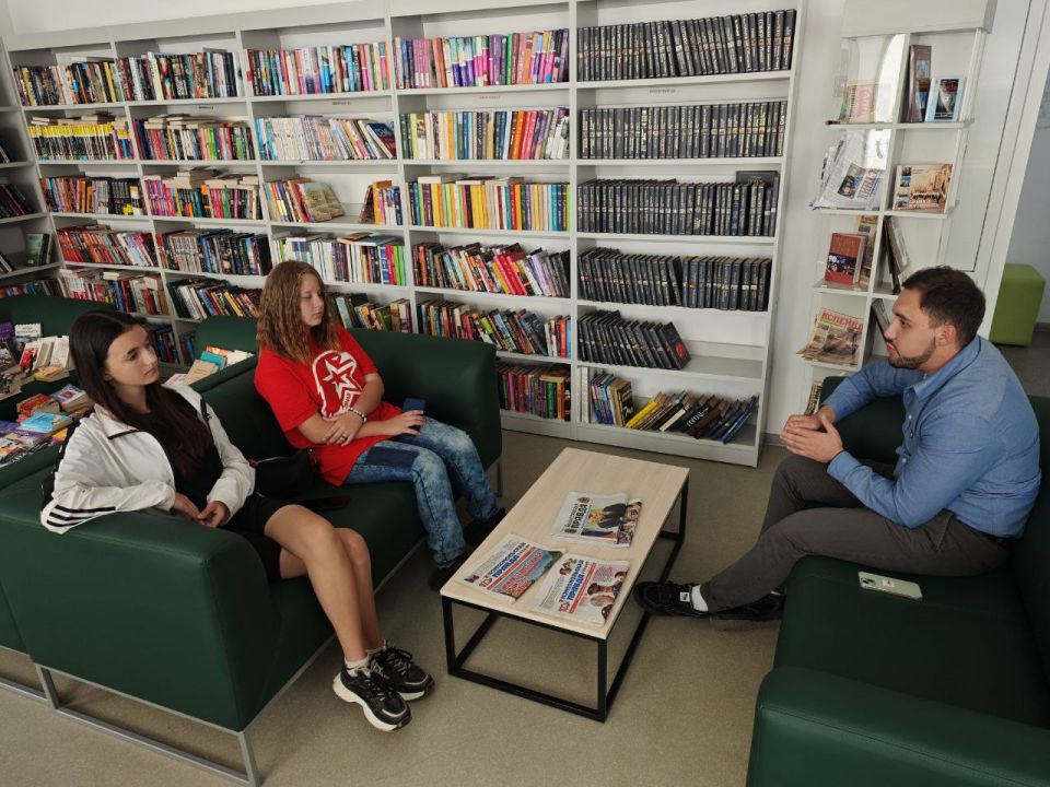 /знакомства/. «ЧЕРНОМОРЦЫ» ВСТРЕТИЛИСЬ С РЕЖИССЕРОМ ДОКУМЕНТАЛЬНЫХ ФИЛЬМОВ АНДРЕЕМ ТЕРЕЩЕНКО В каланчакской библиотеке "Тавричаночка" состоялась встреча бойцов отряда «Черноморец» с режиссером документальных фильмов об СВО ...