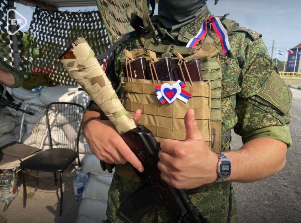 Бойцам СВО передали триколорные значки, изготовленные воспитанниками Новокиевского социально-реабилитационного центра