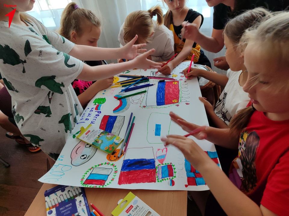 Первые Скадовской школы №3 создали праздничную стенгазету ко Дню России