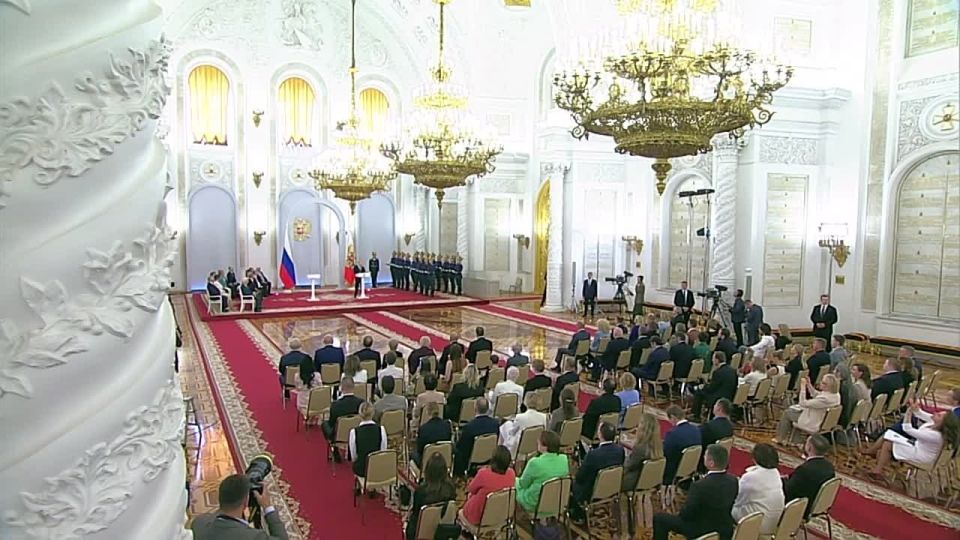 Владимир Путин: День России символизирует мощный, непрерывный, более чем тысячелетний путь Государства Российского