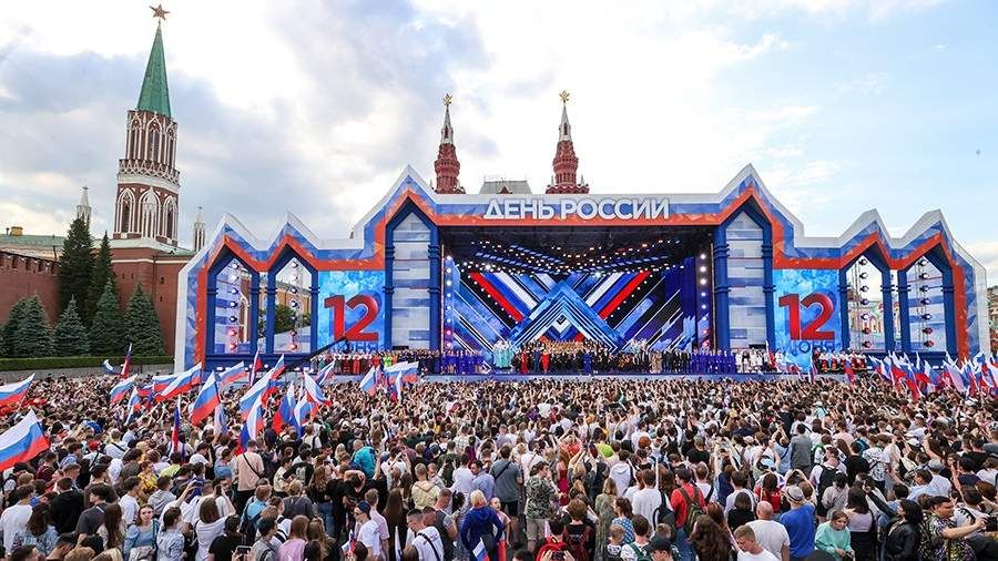 Большой праздничный концерт, посвященный Дню России, начался на Красной площади