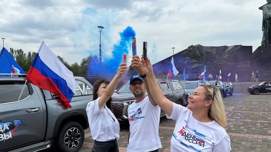 В Донецке прошел автопробег и патриотические акции в честь Дня России