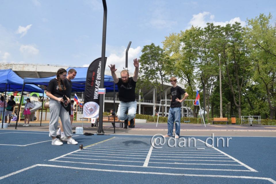 Дружинники в День России устроили спортивный праздник в Донецке