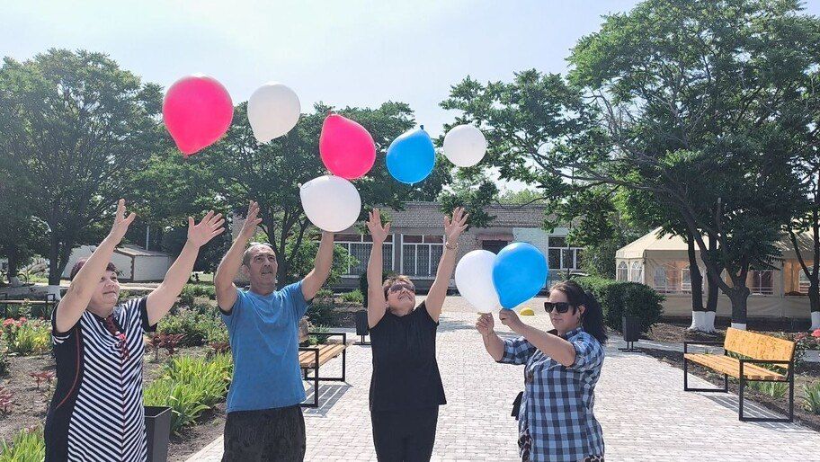 В Рубановке запустили шары в цветах российского флага в честь Дня России