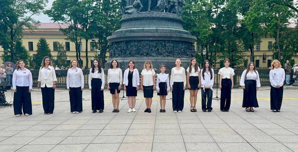 Вокалисты из Херсонской области присоединились к акции "Рассвет России" в Великом Новгороде