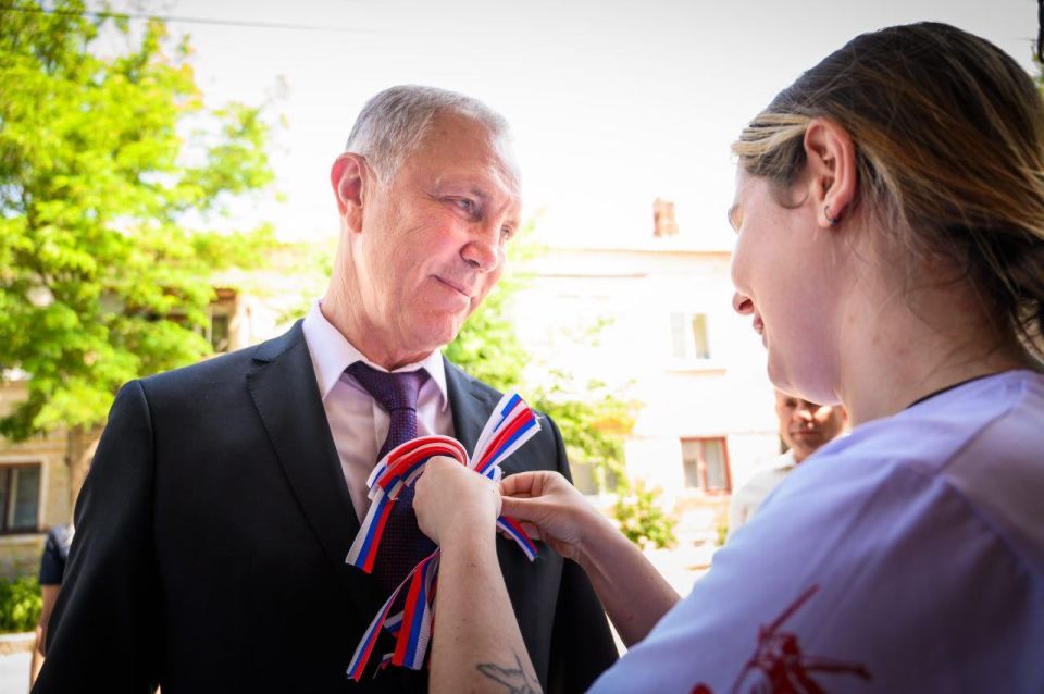 Символ Родины на груди. Молодежь Генического муниципального округа доставила праздничное настроение и патриотическую атмосферу на концерт, посвященный Дню России