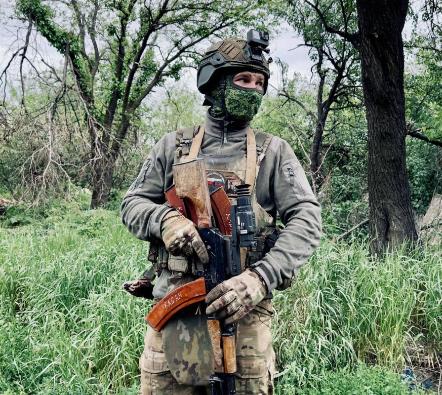 Игорь Гомольский: Третьего дня слушал трек «Пулеметчик» донецкой группы «Dуглас» и думал о том, что всякий может насовать в песню трендовых словечек, ухваченных в репортажах, выдать на-гора «песню о войне», которая даже...