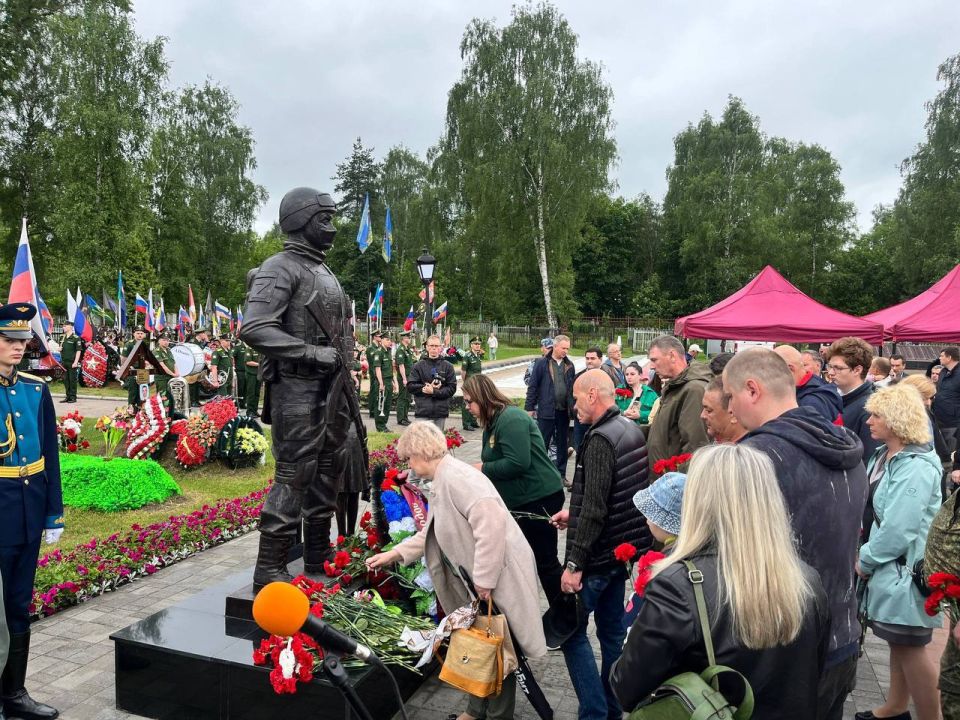Памятник погибшим участникам спецоперации "Во имя жизни" открыли в воскресенье на Воинском мемориальном кладбище в Ярославле, сообщило правительство региона