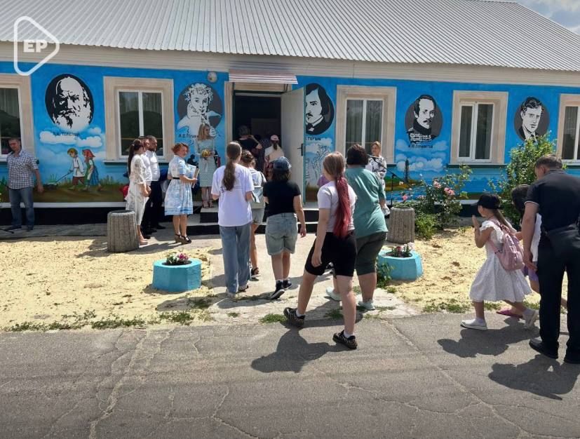 Новая библиотека, фасад которой украшен портретами великих русских и зарубежных писателей, открылась в Скадовском округе