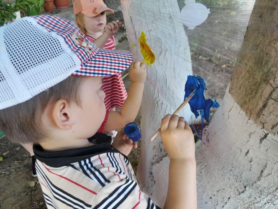 Рисование на плёнке: Творчество в детском саду "Ромашка"