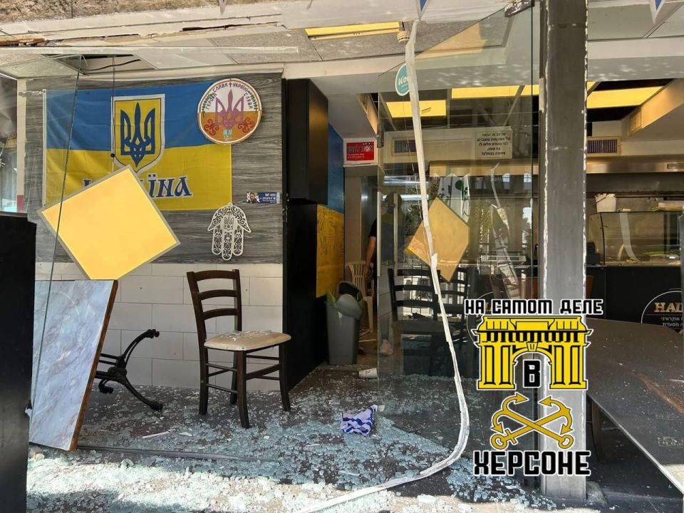 В Израиле после иранской ракетной атаки зацепило и одно кафе, оформленное в украинском стиле